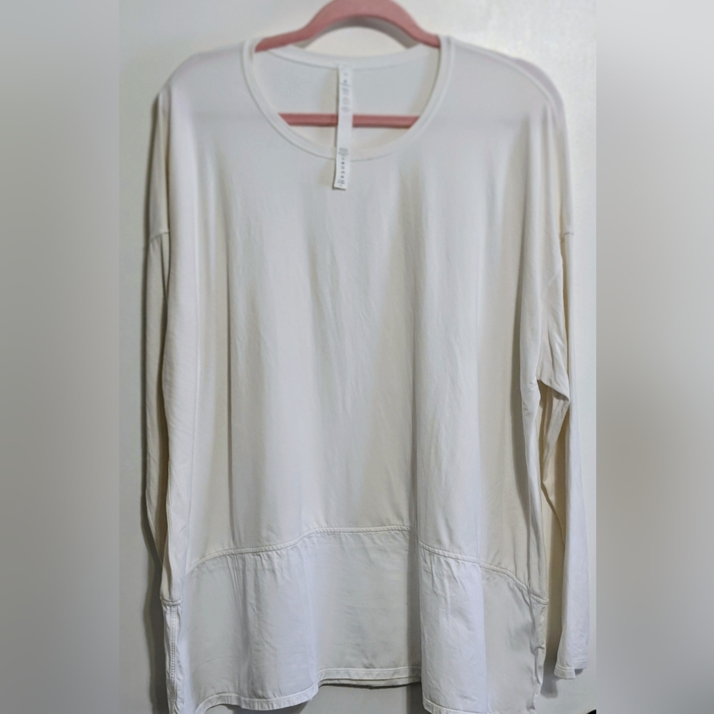 Lululemon White Oversize Quarter Length Top 10